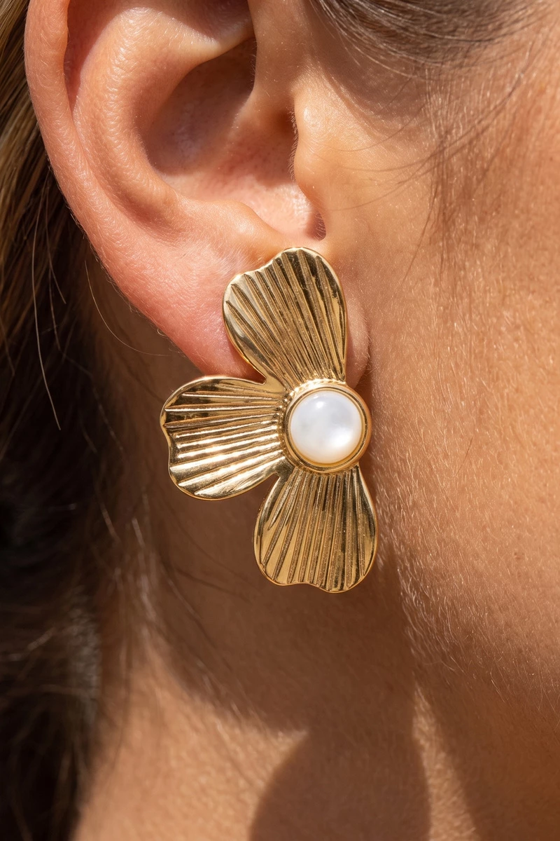 Mother Of Pearl Ribbed Flower Stud Earrings