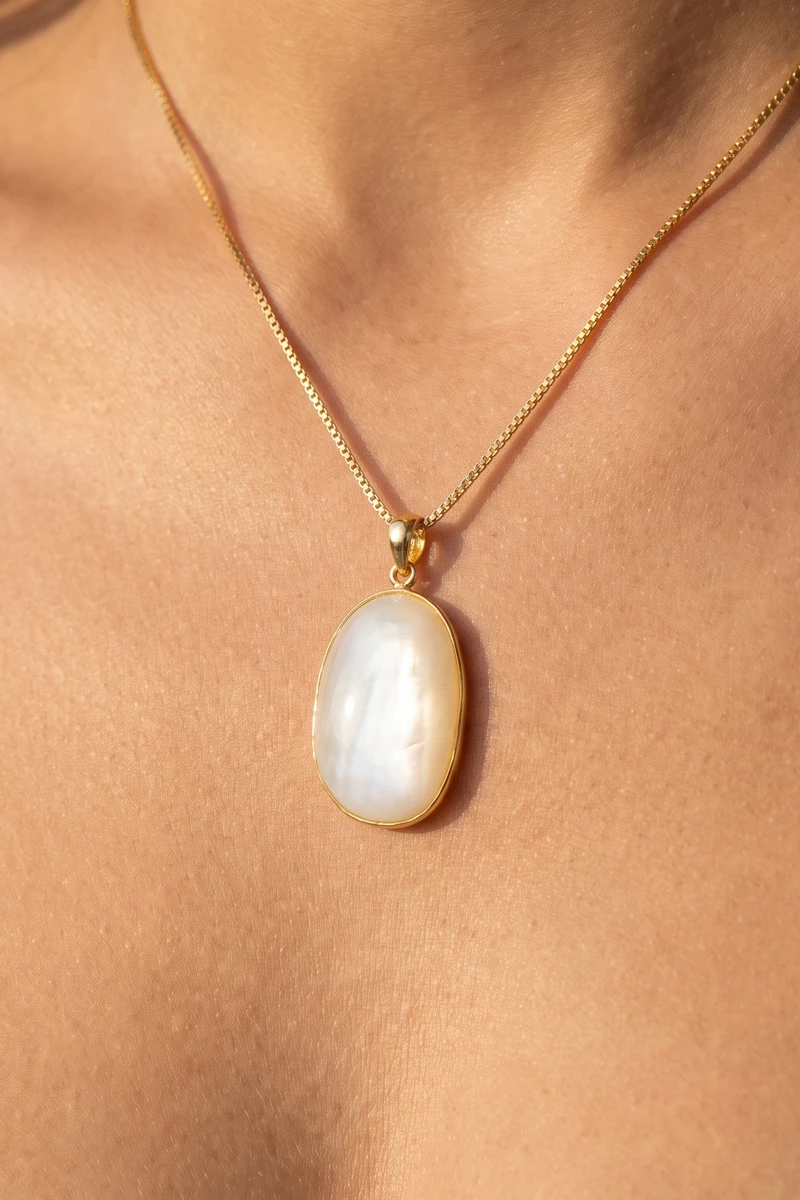 Mother Of Pearl Oval Pendant Box Chain Necklace