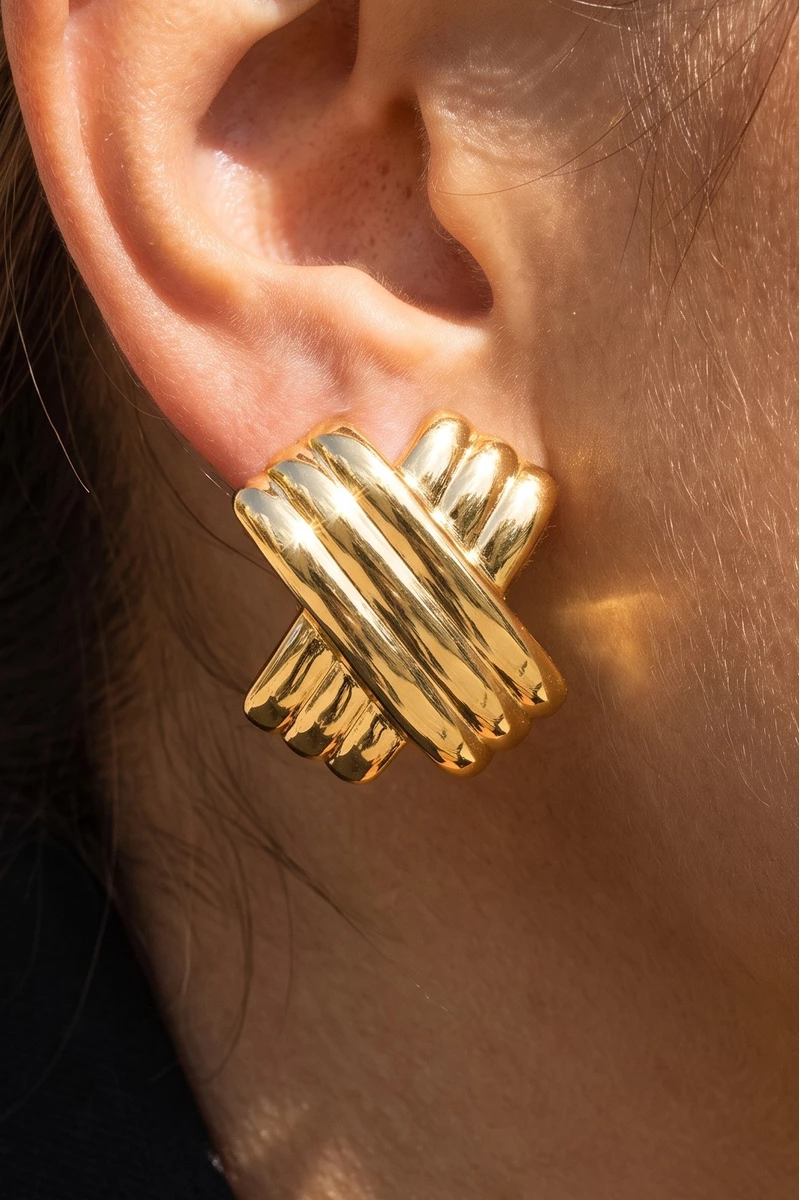 Ribbed Criss Cross Square Stud Earrings