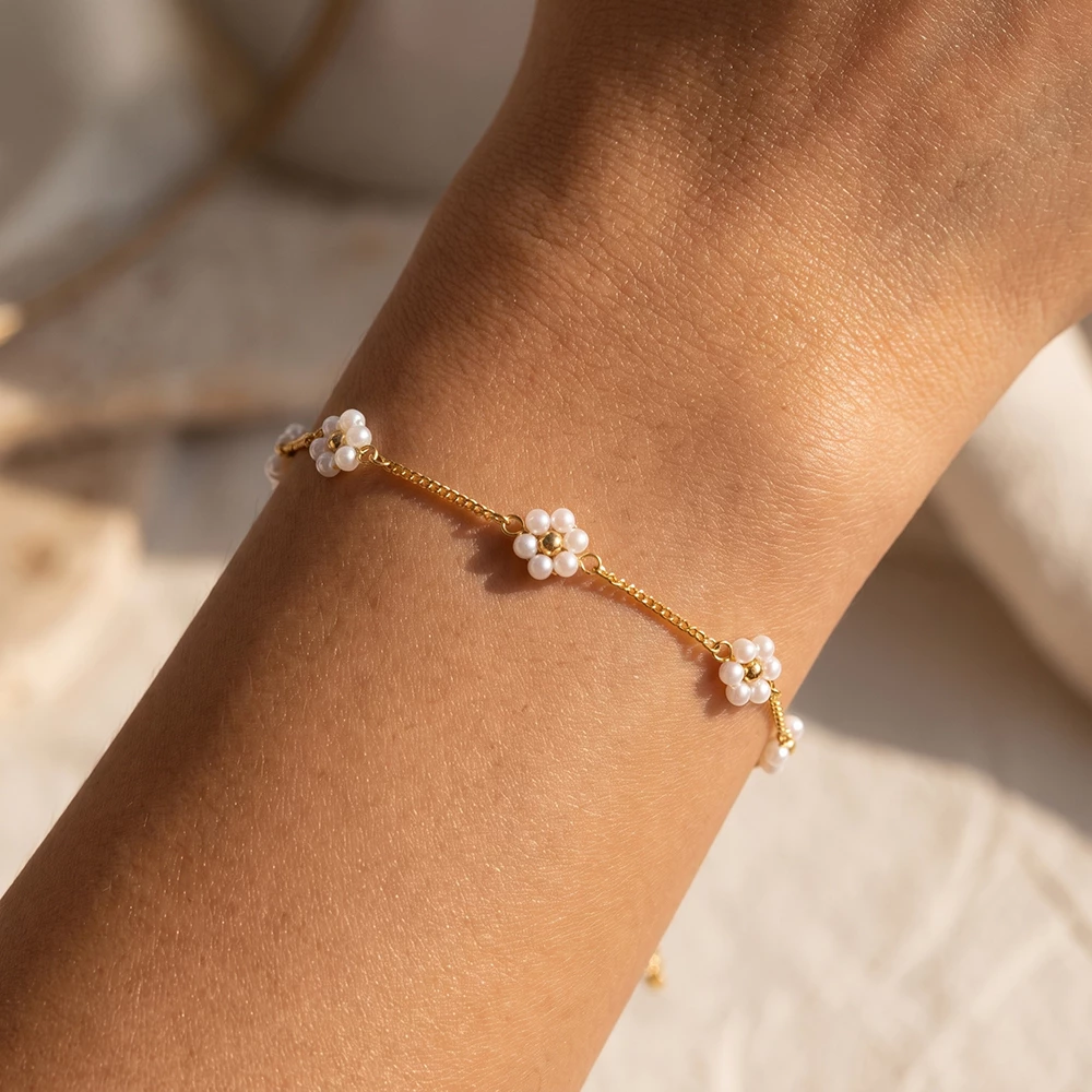 Pearl Daisy Flower Station Chain Bracelet
