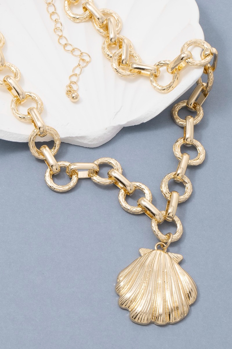 Metallic Clam Shell Pendant Necklace