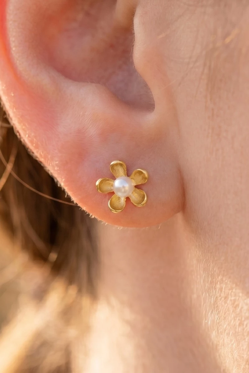 Flower Pearl Stud Earrings