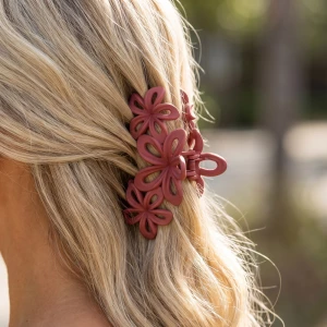Open Petal Flower Cutout Claw Clip