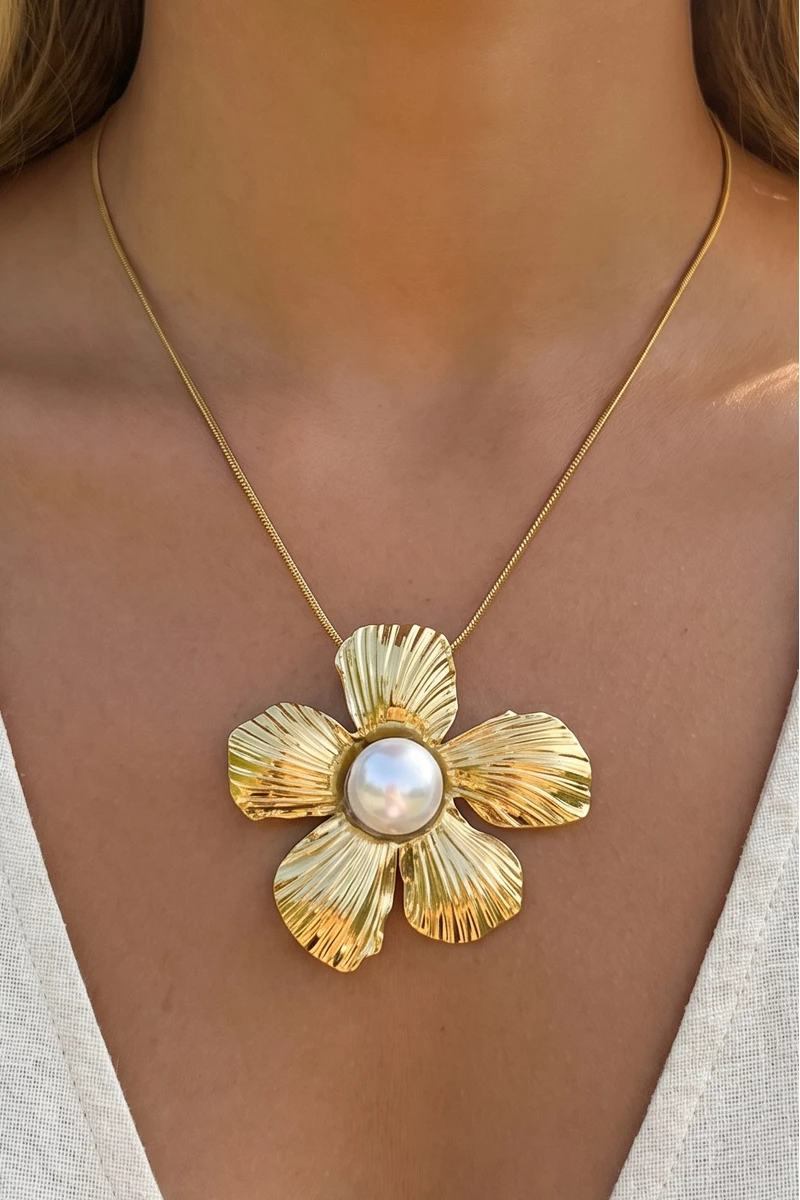 Textured Flower Pearl Center Pendant Necklace