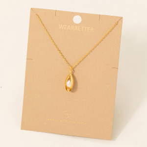 Pearl Shell Pendant Necklace